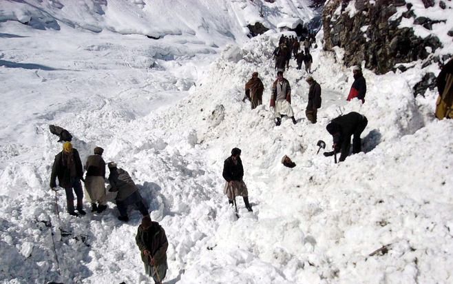 ISLAMABAD – Minstens dertig mensen zijn donderdag om het leven gekomen door een lawine in het noordwesten van Pakistan. Foto EPA