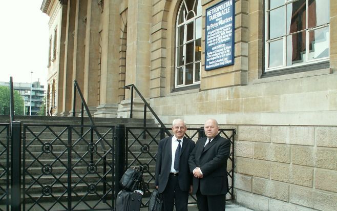 RIJSSEN – Als een hecht tweespan trokken ds. Simo Ralevic (l.) en ds. C. L. Onderdelinden bijna jaarlijks op naar de Leicesterconferentie in Engeland of bezochten zij de predikantenconferentie van de Metropolitan Tabernacle in Londen (foto), de voormalige