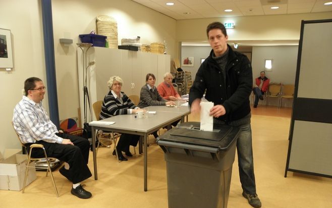 Leendert van der Hil bracht woensdagavond als laatste stemmer zijn stem uit voor de zelfstandige gemeente Middelharnis. Als het aan Gedeputeerde Staten van Zuid-Holland ligt, is Middelharnis over vier jaar gefuseerd met de andere drie gemeenten op Goeree-