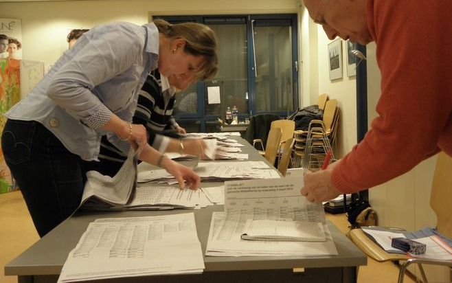 Veel gemeenten en stembureaus verlangen terug naar de stemcomputer. Het tellen van stembiljetten duurt lang is en foutgevoelig, zo bleek ook in Middelharnis woensdagavond. Foto RD.