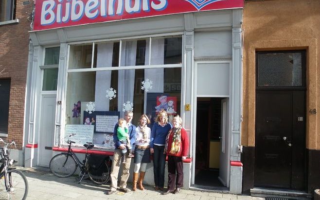 ANTWERPEN – „Je merkt dat het Bijbelhuis vertrouwen heeft gewekt in de buurt.” Van links naar rechts enkele leden van het team van het Bijbelhuis: Ernst en Thera van Velzen, Anneke Plaisier en (oud-evangeliste) Dini van Os. Foto RD