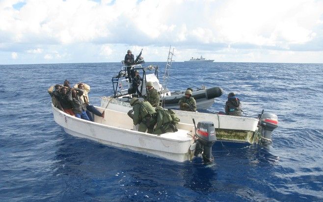 SOMALIE - Mariniers van Het Nederlandse marinefregat Hr.Ms. Tromp houden in hun speedboot een aantal piraten onder controle. De piraten werden een dezer dagen in de wateren bij Somalië ontwapend. De verdachten worden na verhoor op een bereikbare afstand v