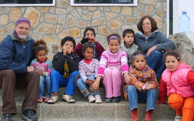 Herman Boonstra (l.), zijn vrouw Jettie en hun acht Marokkaanse pleegkinderen. - Foto Village of Hope