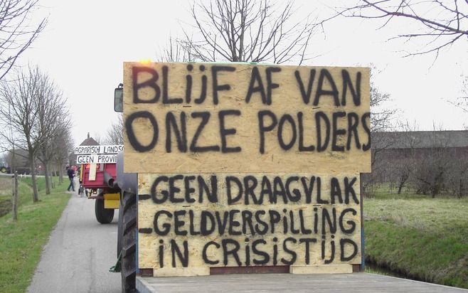 Boeren blokkeerden uit protest gisteren de wegen van de Rhoonse Buytenlandpolder. Foto A. M. Alblas