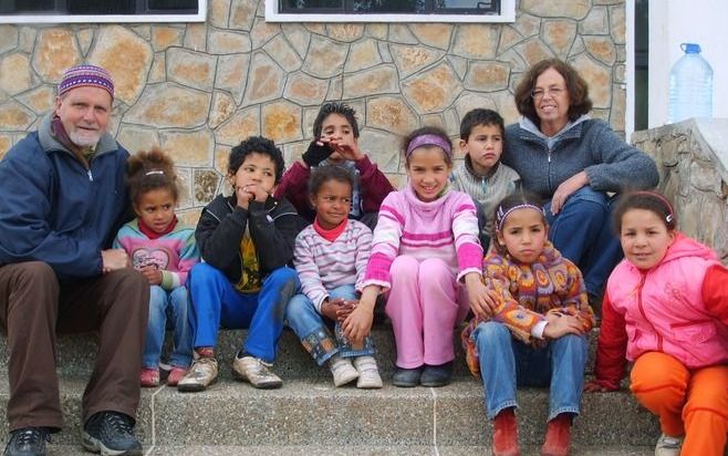 Directeur Herman Boonstra (l.) van Village of Hope met zijn vrouw Jettie en hun acht Marokkaanse pleegkinderen bij het opvanghuis in Aïn Leuh.&#8194;beeld Village of Hope