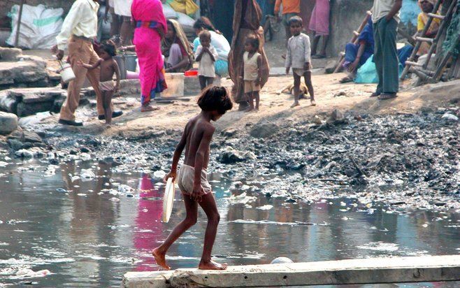 Kind in een sloppenwijk van de hoofdstad New Delhi. Foto EPA.