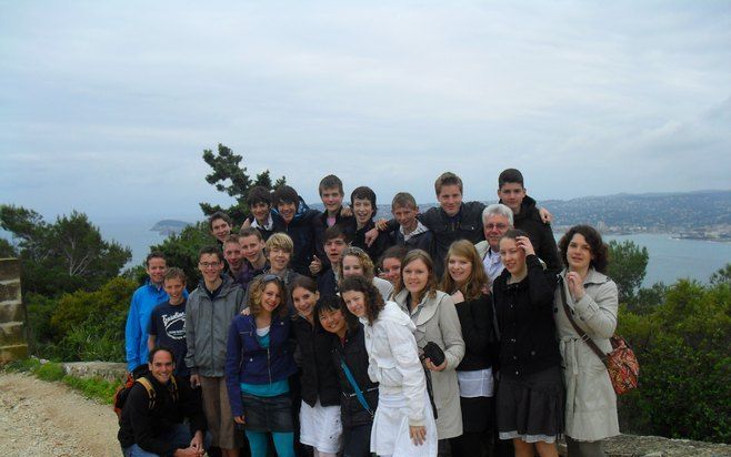 DENIA – Een groep van 24 leerlingen van het Wartburg College in Rotterdam is als gevolg van de vulkaanuitbarsting in IJsland gestrand in het Spaanse Denia. Zondag kunnen ze kiezen uit twee kerkdiensten. Foto Wartburg College