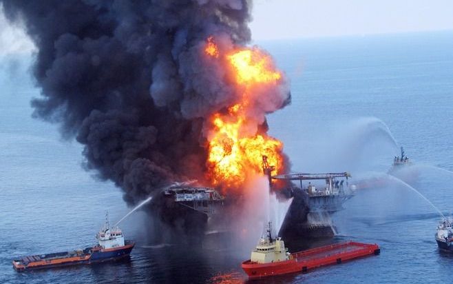 Het brandende booreiland Deepwater Horizon. Foto EPA