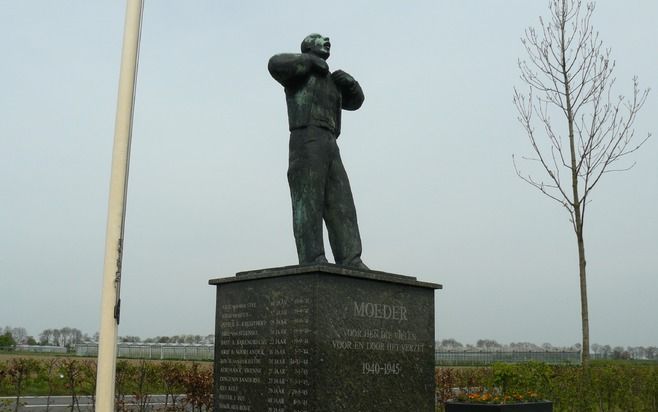 HEINENOORD – Op het oorlogsmonument ”Moeder”, bij Heinenoord, is de naam van ds. E. J. Fokkema gegraveerd. De predikant diende één jaar de gemeente van Goudszwaard. Hij overleed op 27-jarige leeftijd in Bergen-Belsen. Foto RD