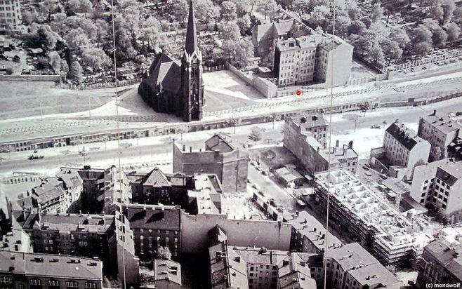 BERLIJN – De Verzoeningskapel in Berlijn staat letterlijk in twee werelden. In 1985 werd hier, voor het oog van de hele wereld, een prachtige kerk opgeblazen, omdat die tussen de twee muren van de Oost-Berlijnse grens stond. De communisten vreesden dat he