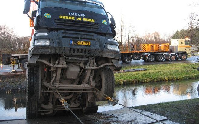 KATWIJK - Een vrachtwagen met bagger gleedt donderdagmorgen een sloot langs de N206 bij Katwijk in. Foto RD