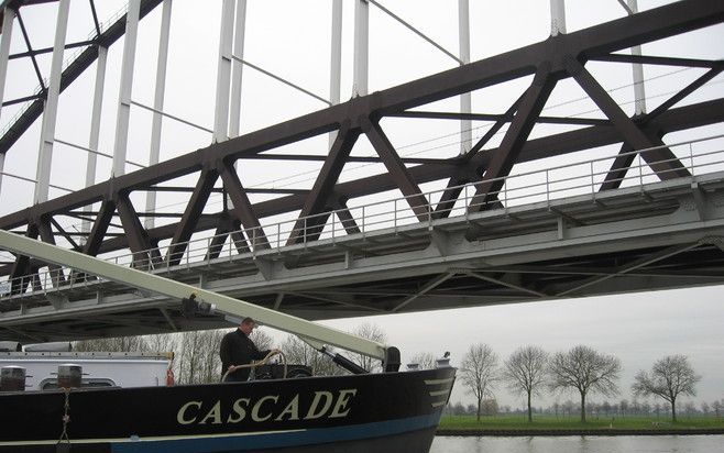 SCHALKWIJK – Schipper Marcel Heuvelman op de Cascade. Hij vindt het belangrijk dat de binnenvaartsector zich als schoon presenteert. „Wij doen het veel beter dan zo’n Betuwelijn en het containervervoer over de weg.” Foto’s RD