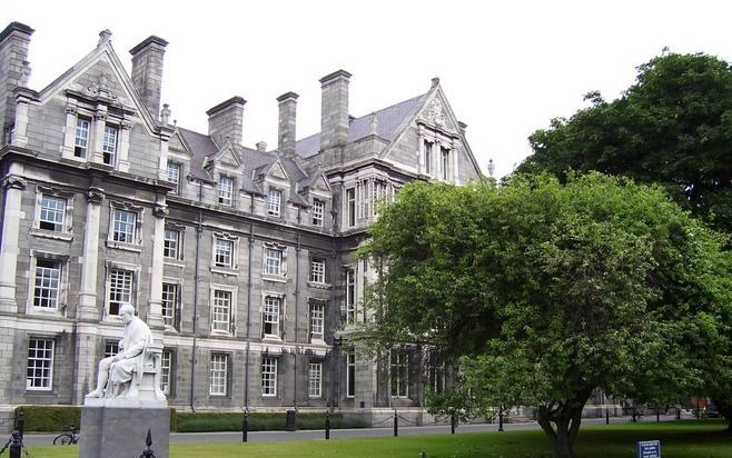 Trinity College in Dublin bezit enkele unieke middeleeuwse Evangeliehandschriften, waarvan het ”Book of Kells” het bekendst is. Koningin Elizabeth stichtte de universiteit in 1592. Tot in de jaren zeventig van de twintigste eeuw studeerden er voornamelijk