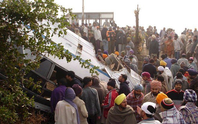 Bij een aanrijding tussen een bus en een trein in India zijn zeker zestien mensen omgekomen. Foto EPA