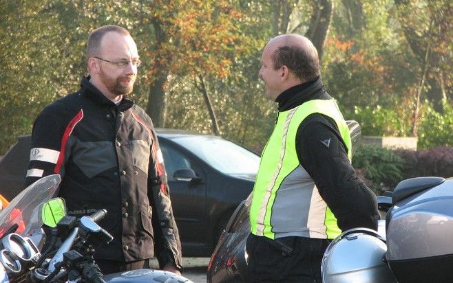 DELFT – Motorrijders hebben achttien keer meer kans op een dodelijk ongeval dan mensen in de auto. Zo amputeren scherpe vangrails regelmatig ledematen van motorrijders. „Vangrails zijn te veel ontworpen voor automobilisten”, vindt Marc Jan de Bruijn, secr