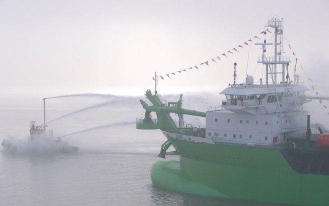 ANTWERPEN – Het baggerschip Brabo haalde donderdag het eerste zand van de bodem aan de rand van de Antwerpse haven. Twee dagen nadat de Tweede Kamer instemde met de omstreden Scheldeverdragen tussen Nederland en Vlaanderen, gaf de Vlaamse premier Peeters 