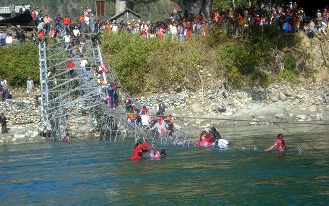 In Nepal zijn zeker dertien mensen omgekomen nadat de brug waarop ze stonden het had begeven. Met name vrouwen en kinderen hebben het leven gelaten, aldus de politie. Tientallen anderen worden nog vermist.