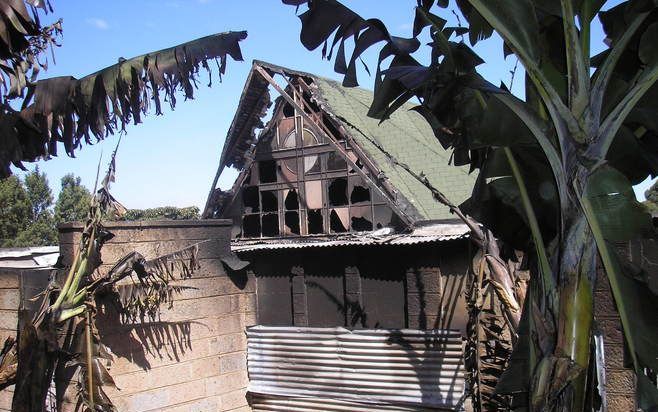 NAIROBI – Een van de twee kerken net buiten de Keniaanse sloppenwijk Kibera die in brand zijn gestoken. Mensen van de Kikuyustam hadden hier een veilig heenkomen gezocht, maar werden ook uit de kerk verdreven. Foto Nico van den Berge