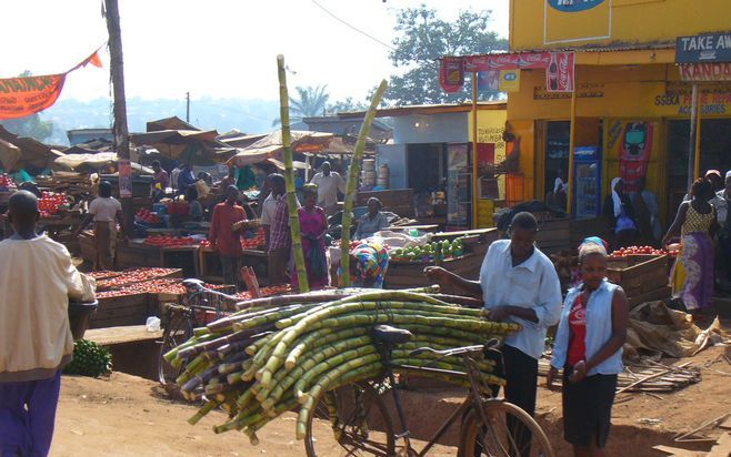 Straatbeeld van Kampala, hoofdstad van Uganda. Foto Sarah MacCans