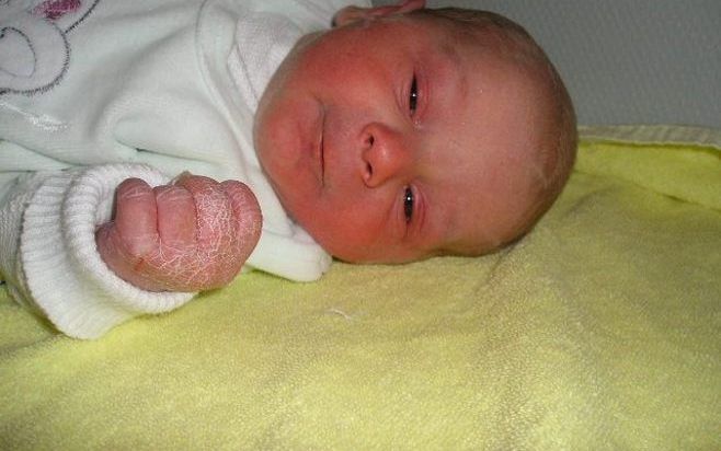 De politie in Heinsberg (Duitsland) heeft maandagmiddag foto’s gepubliceerd van het pasgeboren baby’tje, dat zondagavond te vondeling is gelegd in Karken, pal over de grens bij Posterholt (Limburg). Foto ANP