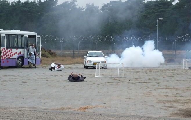 't HARDE - Een auto fungeert als bomauto op een plein in ”Deh Rawod". Foto's RD.