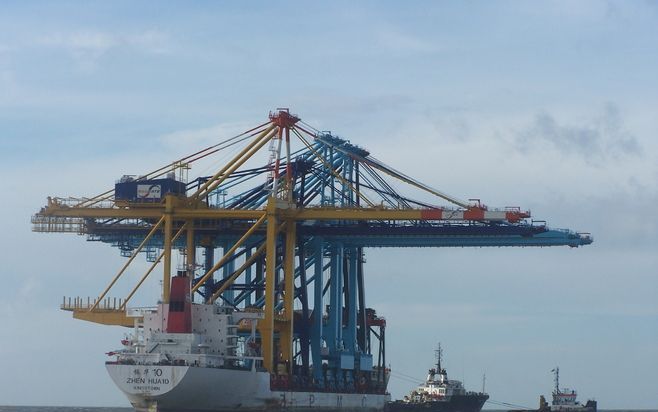 ROCKANJE – Een Hamburgse sleepboot (m.) probeerde maandag samen met een kleinere Nederlandse boot het Chinese vrachtschip Zhen Hua 10 vlot te trekken. De poging mislukte. Afgelopen nacht slaagde de berging wel. Foto's RD