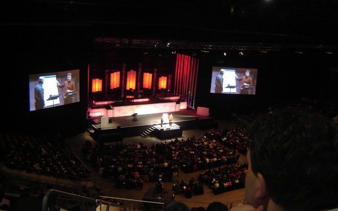 In de Arena in het Duitse Oberhausen ging donderdag een driedaags Willow Creek-leiderschapscongres van start. Willow Creek-leider Bill Hybels beet de spits af. Foto RD