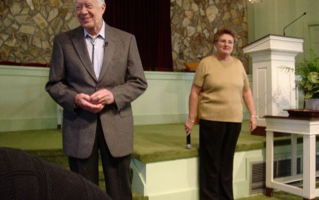 PLAINS – Oud president Jimmy Carter (l.) geeft drie keer per maand les op de zondagsschool in Plains, Georgia. Miss Jane (r.) vertelt de kerkgangers hoe ze zich in de aanwezigheid van het voormalige staatshoofd moeten gedra gen. Foto RD