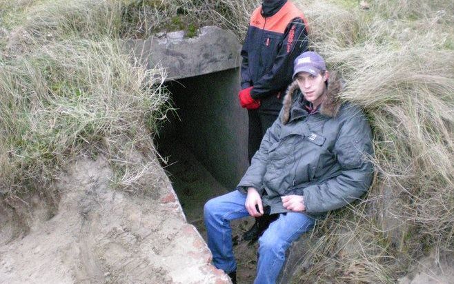 ZANDVOORT – Twee leden van de Zandvoortse Bunkerploeg bij een bunker in de Amsterdamse Waterleidingsduinen. Ronald van der Mije (r.) en Lane Driehuizen lieten maandag een camera in een net ontdekte bunker zakken en zagen daar naar eigen zeggen kratten waa