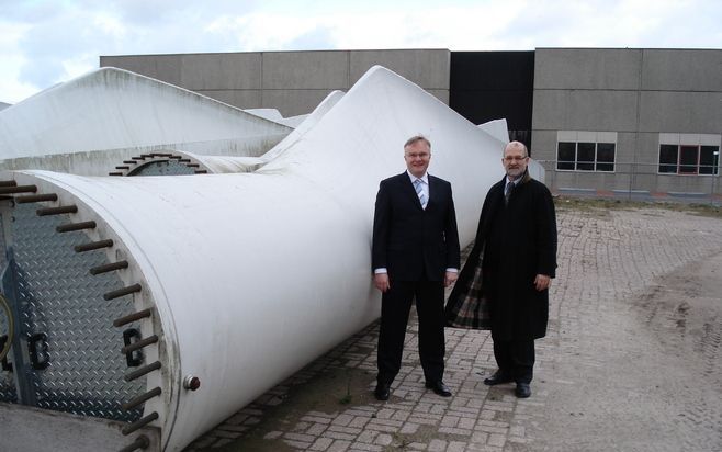 MAARSBERGEN/ZEEWOLDE – Windbrokers handelt in nieuwe en gebruikte windmolens. Na de pioniersfase is het nu de tijd van snelle groei. De handel heeft het tij mee, onder meer vanwege de schaarste in fossiele brandstoffen en de hoge olieprijs. Op de foto Van