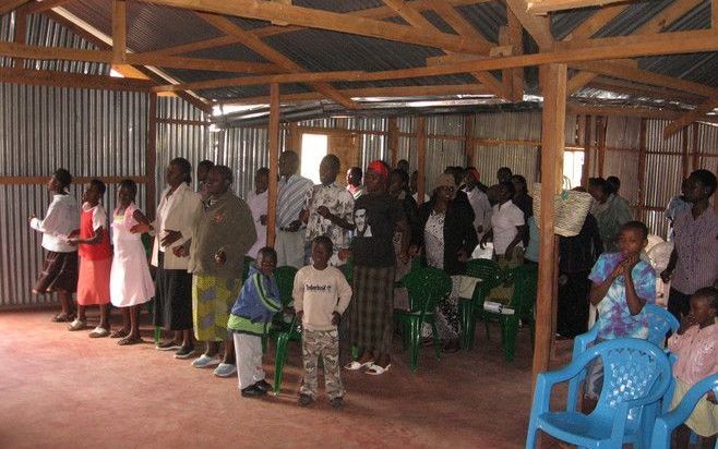 NAIROBI – Het kerkgebouw van de African Inland Church net buiten de sloppenwijk Kibera. Pastor Pile: „Christus is gestorven zodat mensen God en de naaste kunnen liefhebben.” Foto RD