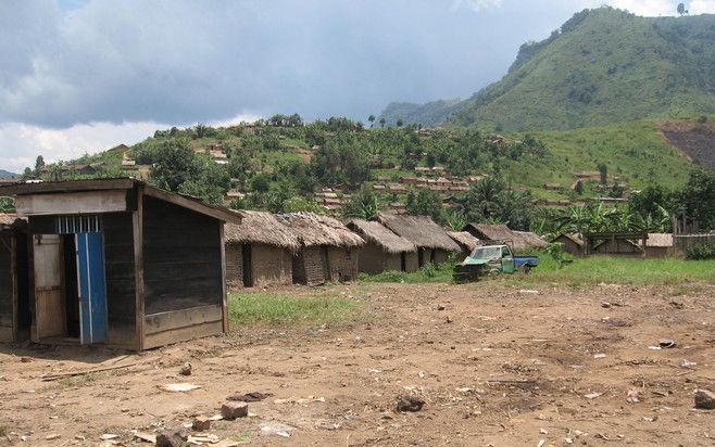 De meeste huizen in het dorp Kalembe in de Oost Congolese provincie Noord-Kivu staan er verlaten bij. De bevolking is massaal op de vlucht geslagen voor het geweld van de rebellen. Foto's RD