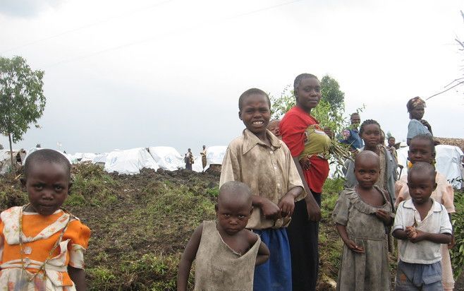 Inwoners van het vluchtelingenkamp Mugunga, een paar kilometer buiten de stad Goma. De vluchtelingen denken er niet aan terug te keren naar hun dorpen. Foto RD