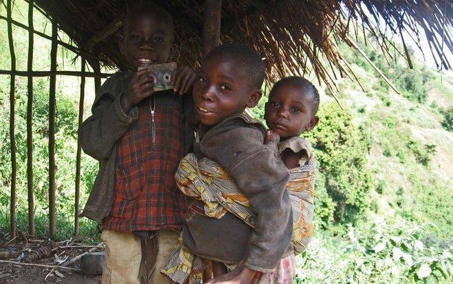 Pygmeeënkinderen in een nederzetting net buiten het regenwoud, bij Katana, in de Congolese provincie Zuid-Kivu. Foto’s RD