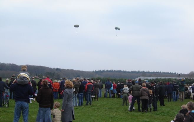 ELSPEET – Parachutisten daalden zaterdag neer aan de Maatweg in Elspeet. De dropping stond in het teken van de herdenking van de bevrijding van Nunspeet en de kernen Elspeet, Vierhouten en Hulshorst op 19 april 1945. Foto's RD