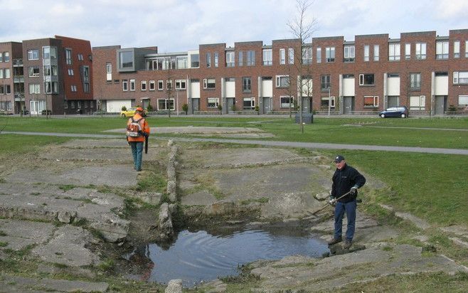 ENSCHEDE – Medewerkers van de stadsdienst fatsoeneren de plaats in Enschede waar op 13 mei 2000 een vuur werkopslagplaats explodeerde. Op de plek zijn bewust geen nieuwe woningen gezet. - Foto RD