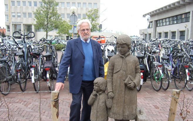 GOES – Kunstenaar Anton Beysens uit Goes was gisteren aanwezig bij de herplaatsing van zijn kunstwerk ”Wachtende reizigers”. Het werk is beeldbepalend voor het station in de Zeeuwse plaats. Foto gemeente Goes