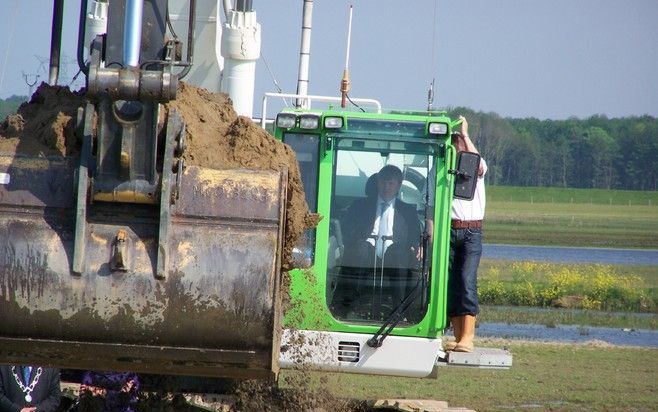 WERKENDAM – Met zichtbaar plezier gooit prins Willem-Alexander een schep grond in het water. Met het werk maakte hij woensdag een doorgang tussen de Merwede en het ontpolderde deel van de Noordwaard bij Werkendam. Het nieuwe overloopgebied moet ervoor zor