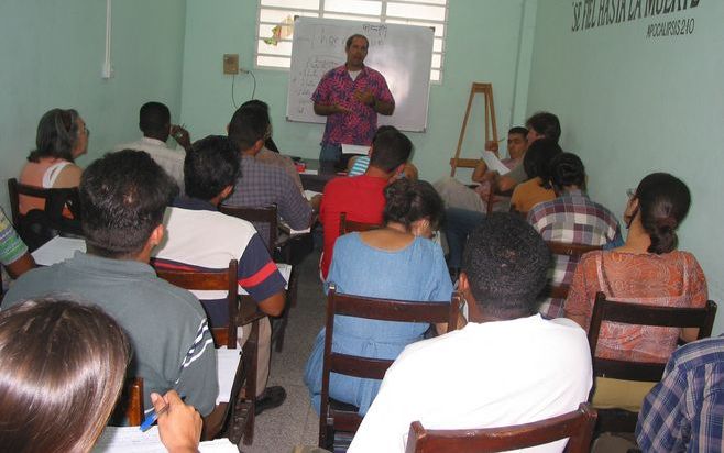 „De kerk als zending krijgt gestalte in haar uitgaan in de wereld.” Aanstaande predikanten, zendelingen en jeugdleiders krijgen les op het seminarie van de Westelijke Baptistenconventie in Havana, Cuba. Foto SEZ