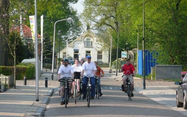 ELIM – Negentien fietsers komen aan in het Drentse dorpje Elim. Ze reden een sponsortocht voor de Stichting Elim. Foto Martijn Snoep