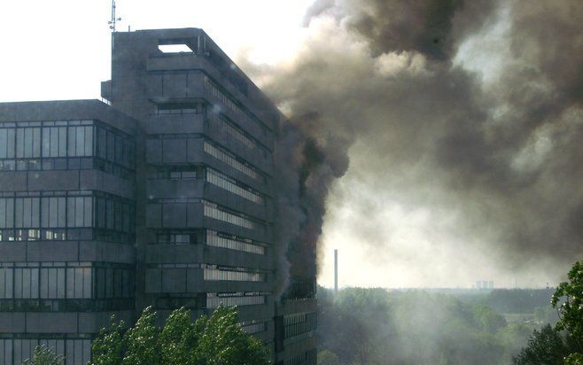 DELFT – In een gebouw van de faculteit Bouwkunde van de TU Delft woedt een zeer grote brand. Foto's Arie M. den Toom