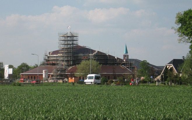 In veel dorpen met een christelijk karakter worden nieuwe kerken gebouwd. Opvallend genoeg verrijzen ze vaak ergens aan de rand. Foto RD