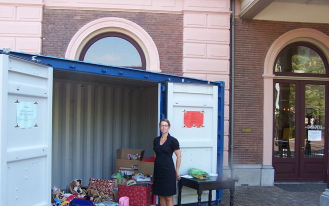 UTRECHT - Bezoekers van het Spoorwegmuseum in Utrecht kunnen hem niet missen: de grote container naast de ingang van het museum. De bedoeling is dat de container helemaal vol komt met speelgoed voor kinderen in het getroffen Birma. „Niets doen is voor ons