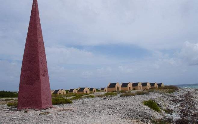 Voor toeristen op Bonaire vormen de obelisken en de slavenhuisjes een ware attractie. Foto's Marius Bremmer