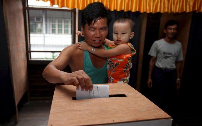 RANGOON – Bewoners van de door cycloon Nargis getroffen gebieden in Birma kunnen zich zaterdag uitspreken over een nieuwe grondwet. In de rest van het Aziatische land was het referendum op 10 mei gehouden. Foto EPA