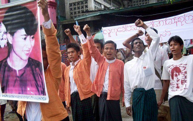 RANGOON - Leden van de oppositiepartij NLD protesteren dinsdag in Rangoon tegen de verlenging van het huisarrest van de Birmese oppositieleidster Aung San Suu Kyi. Foto EPA