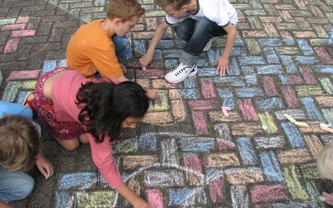 HUIZEN – Kinderen gaan op in hun creatieve spel. Ongeveer 160.000 kinderen namen vandaag deel aan de negentiende Nationale Straatspeeldag. Foto Miranda Wich