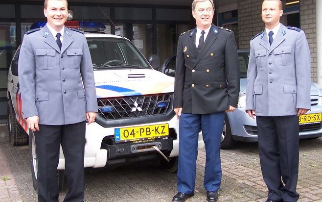 NOORDWIJK – De Poolse agenten Bartek Morek (r.) en Pjotr Stepka (l.) poseren graag voor de jeep waarmee ze op het strand hebben gesurveilleerd. Coordinator internationale betrekkingen Nico van Ooik (m.) is tevreden over de inzet van collega’s uit Polen. „