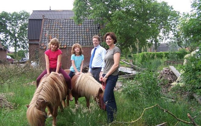 BENSCHOP – De stallen bij een monumentale langhuisboerderij in Benschop worden omgebouwd tot bed &amp; breakfast. Femke Berns: „We vinden het heerlijk om onze handen te laten wapperen, anders zouden we niet door de puinhoop heen kunnen zien.” Foto RD