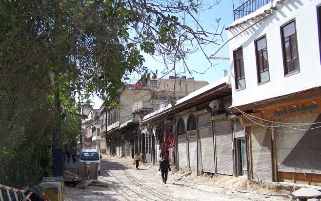 DAMASCUS – De straat genaamd de Rechte splijt nog steeds het stokoude deel van Damascus secuur in tweeën. De straat blijkt opgebroken. Autovrij, net als in de tijd van Saulus van Tarsen. Foto’s RD